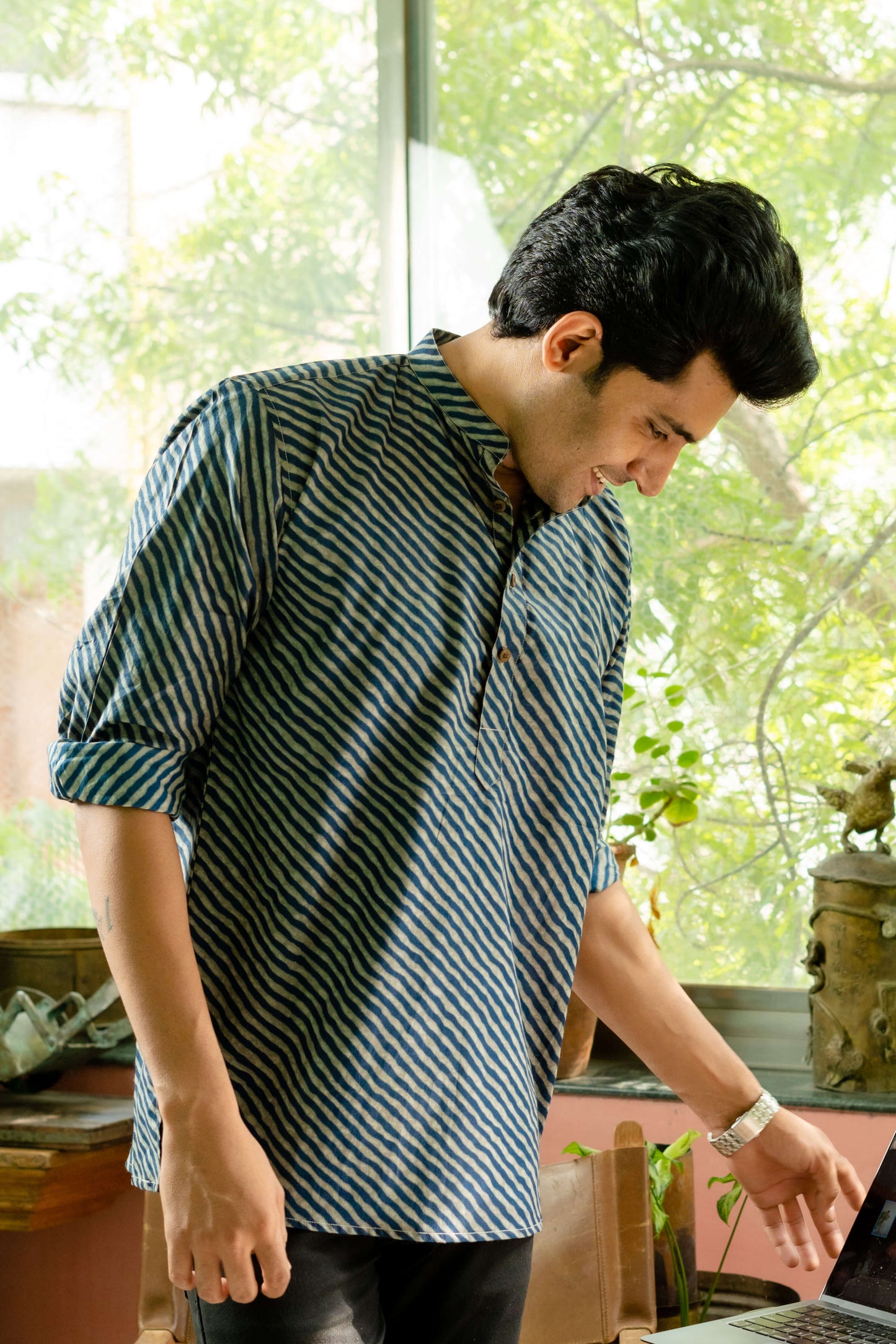 The Navy Blue And Brown Wavy Print Short Kura