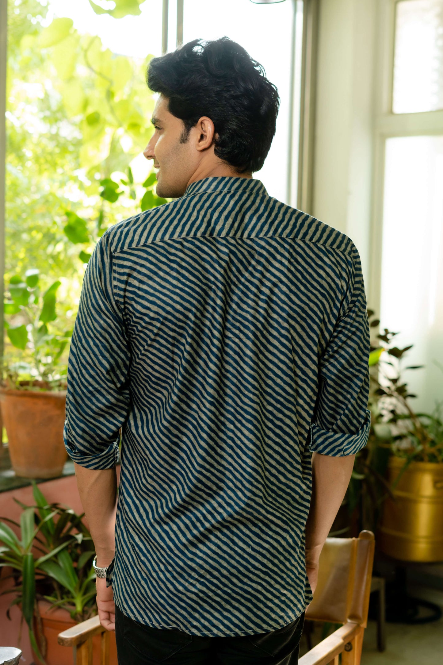 The Navy Blue And Brown Wavy Print Short Kura