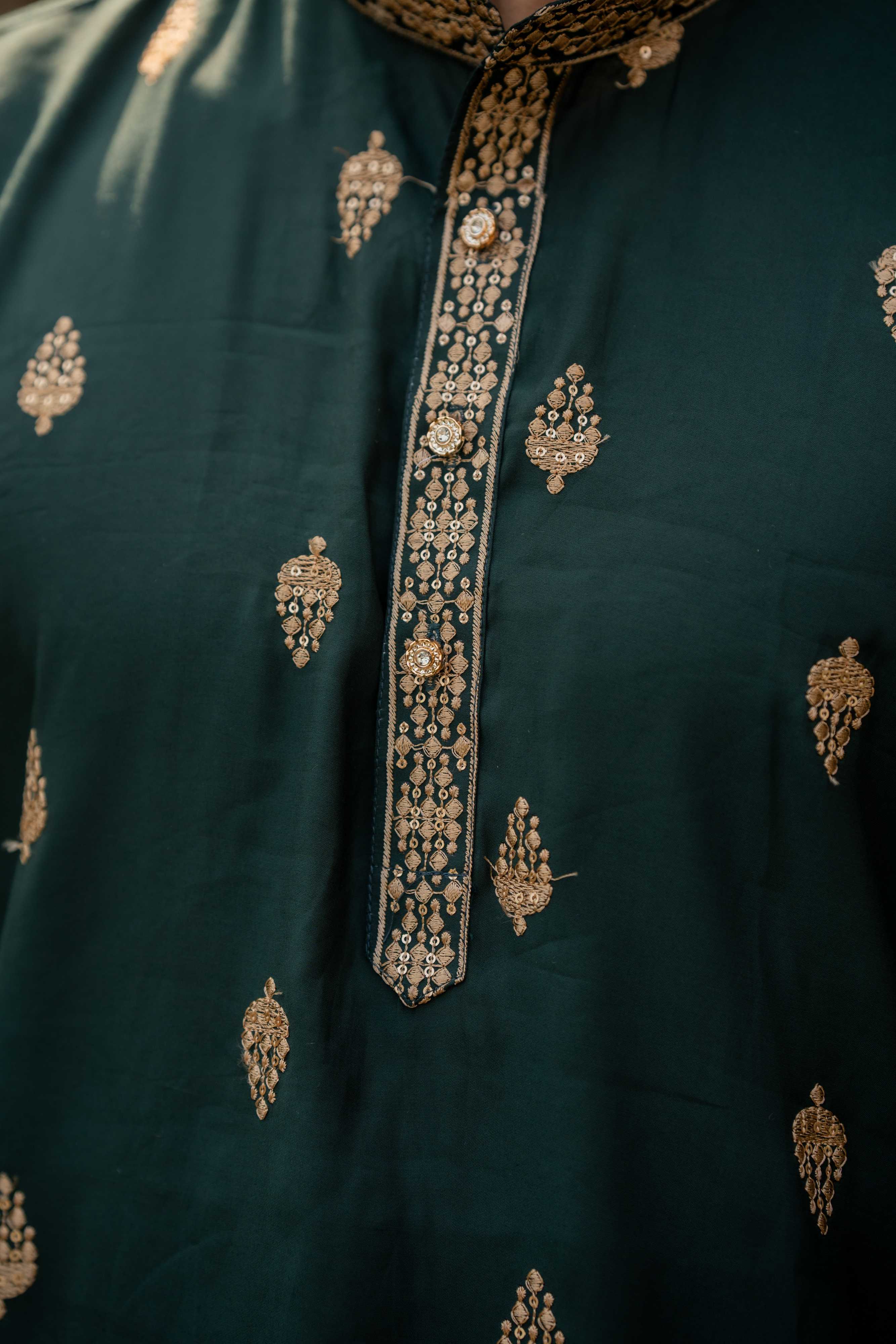 The Green Long Kurta With Butti Embroidery And Sequins Work