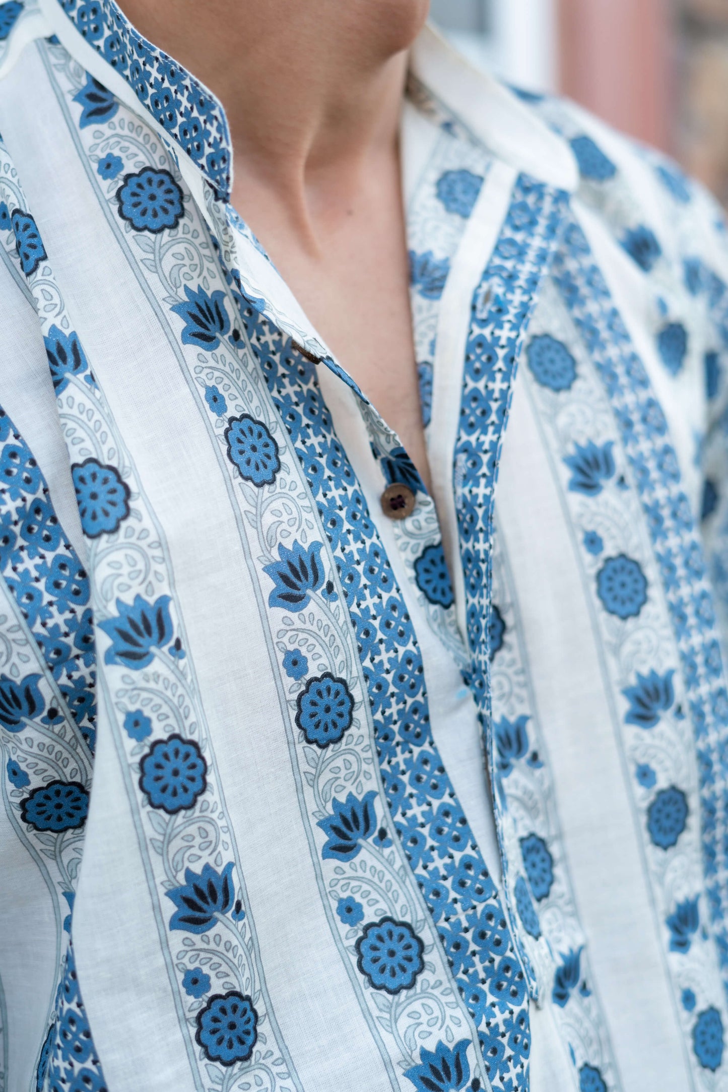The Off-White Short Kurta With Grey And Blue Floral Stripe Print